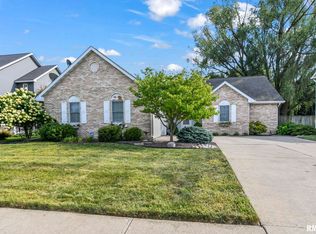 1014 Mesa Dr, Chatham, IL 62629