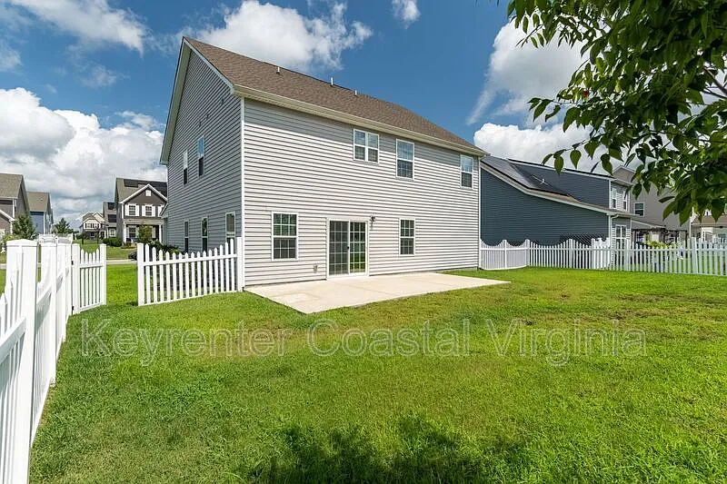 4 bed, 3.0 bath, 2718 sqft, $3,200 — Photo 2
