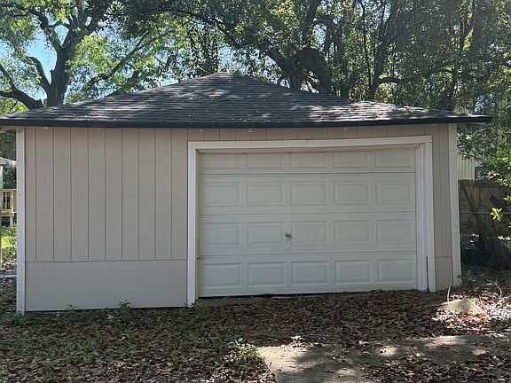 3rd image of 2928 Myra St