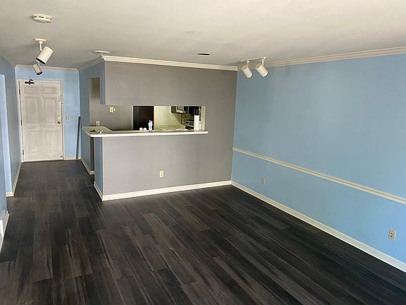 5th image of 922 Harbor House Dr Unit 4