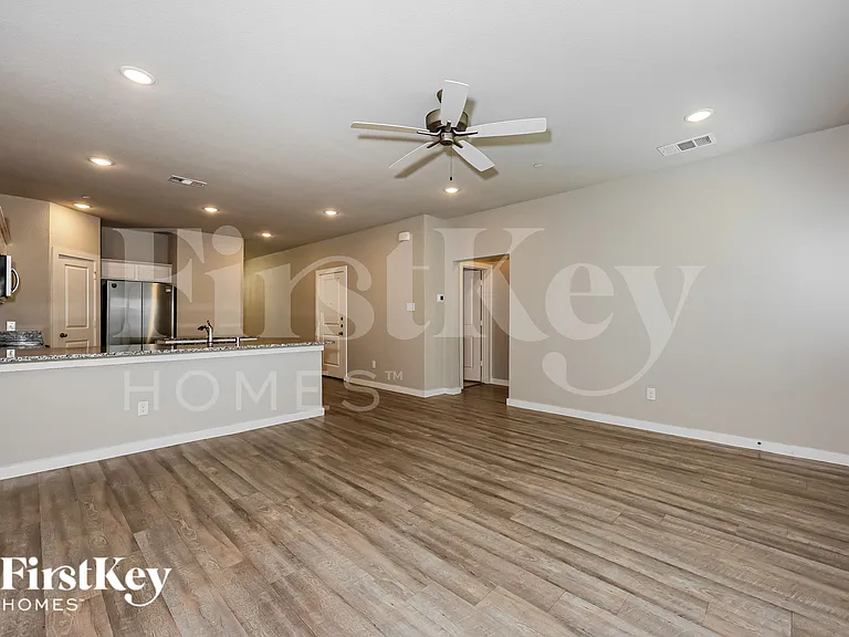 325 Niki Dr — Photo 4