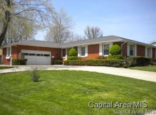 2 Westgate Cir, Jacksonville, IL