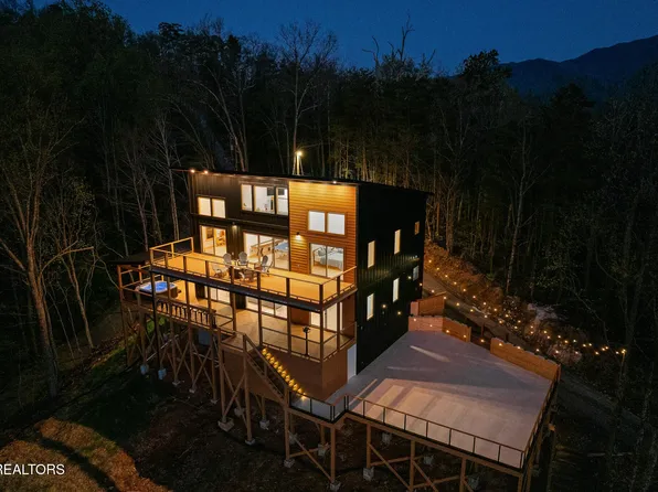 738 & 742 Smokerise Dr, Gatlinburg, TN 37738