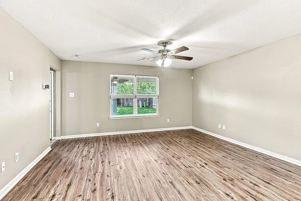 3 bed, 2.0 bath, 1393 sqft, $1,770 — Photo 3