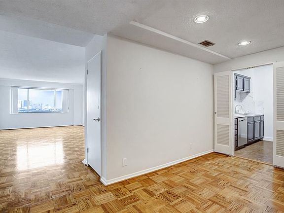 4th image of 1400 Hermann Dr Unit 12D