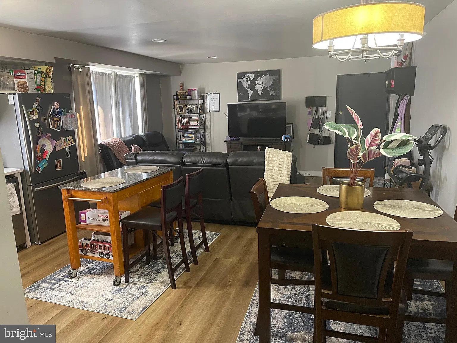 2 bed, 1.5 bath, 1042 sqft, $1,695 — Photo 2