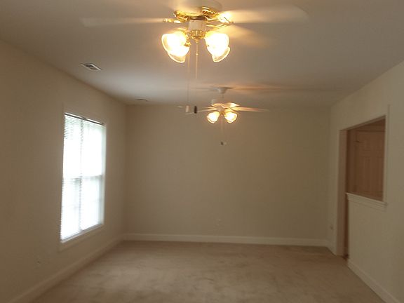  Spacious Family Room