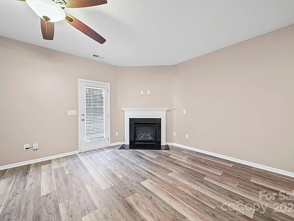 5th image of 3273 Yarmouth Ln