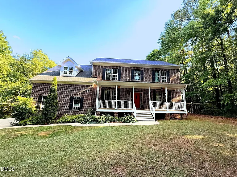 304 Dowell Dr — Photo 2