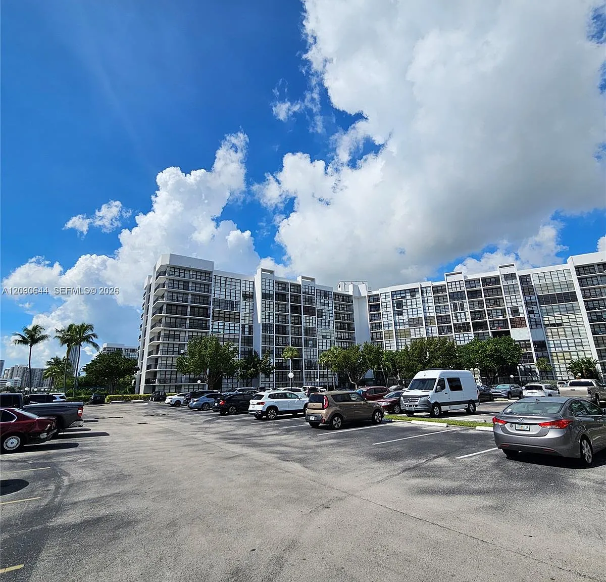 1000 Parkview Dr — Photo 3