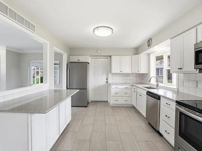 5159 Grosse Point Pkwy — Photo 8