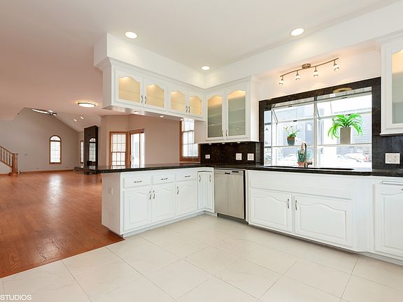 3rd image of 212 Rosewood Ct