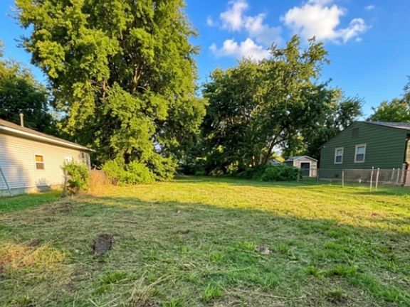5th image of 1828 E Young St