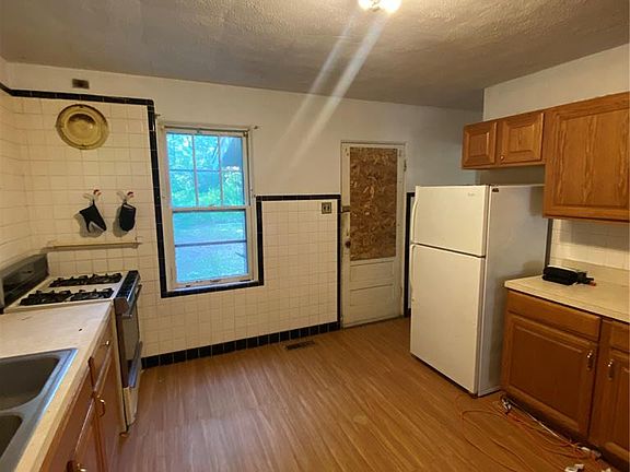 3rd image of 2031 Switzer Ave