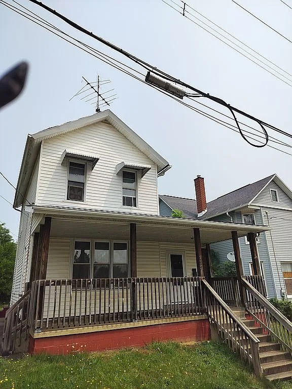 758 E Summit St photo 1