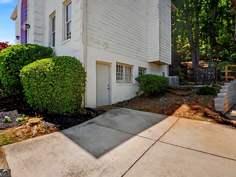 4217 N Mountain Rd NE — Photo 2