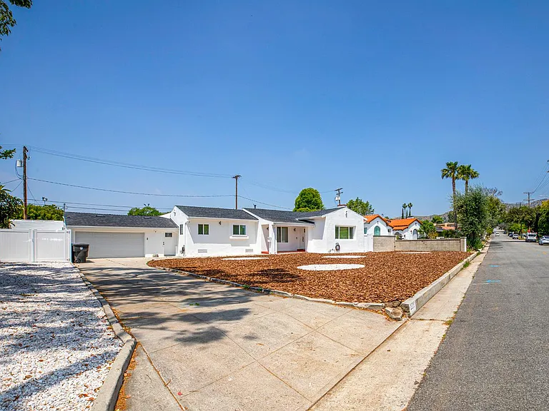 2225 Scott Rd — Photo 1
