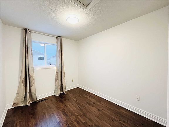 3rd image of 87 Pickett Cres
