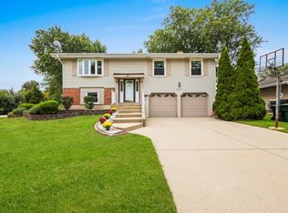 2004 E Parkview Cir, Hoffman Estates, IL 60169