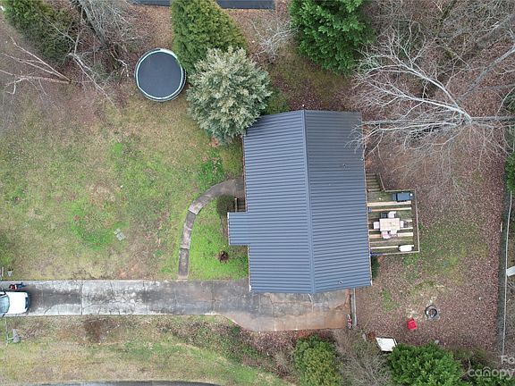 3rd image of 212 Edgewood Cir