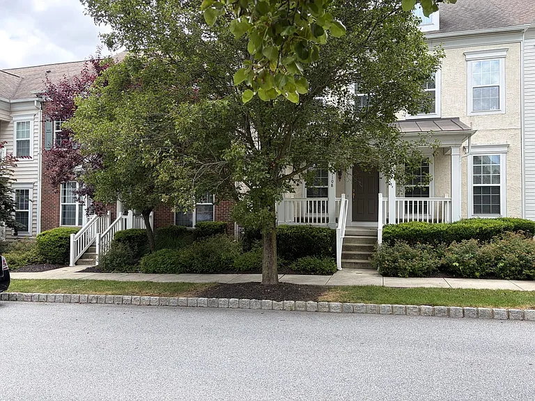 1108 Harding Dr — Photo 3