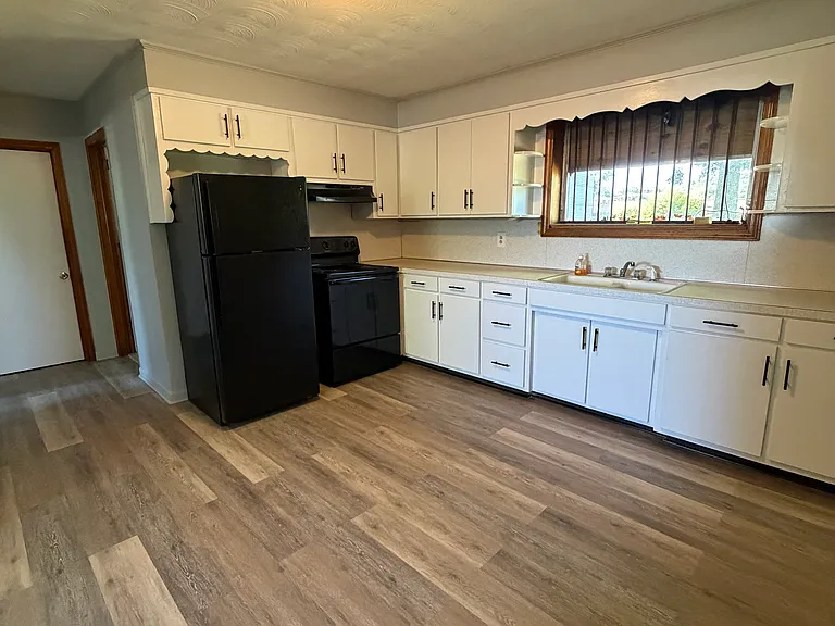 639 Holbrook St — Photo 3