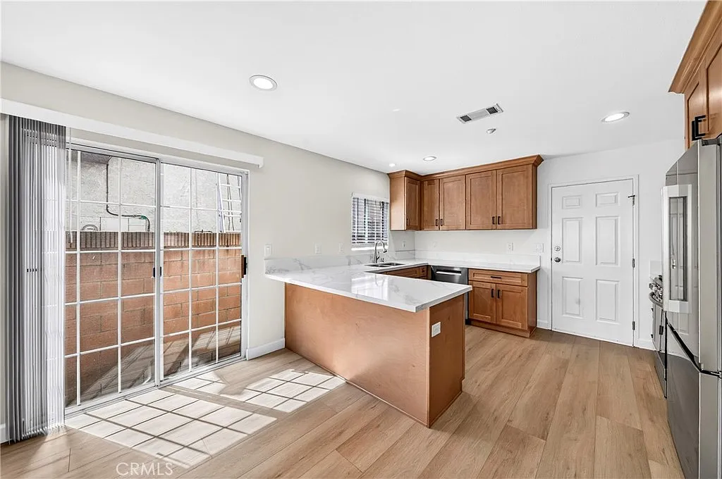 3 bed, 1340 sqft, $3,500 — Photo 4
