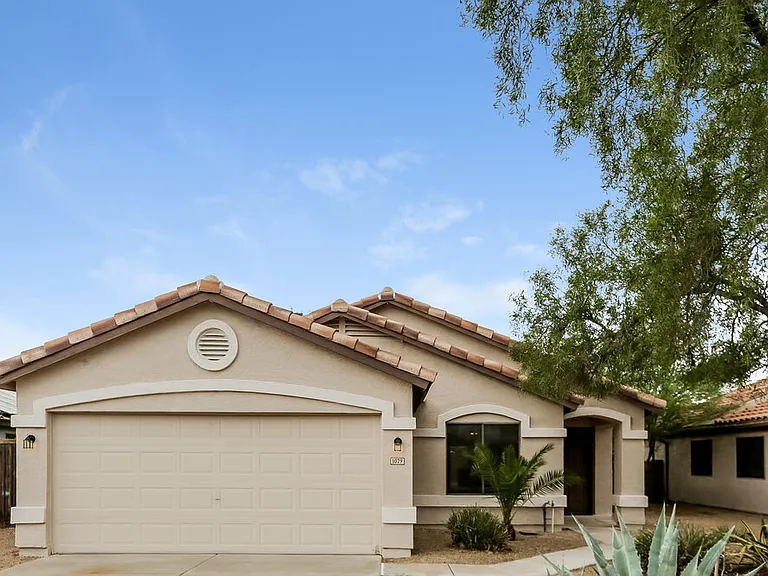 1079 E Yuma Ave — Photo 1