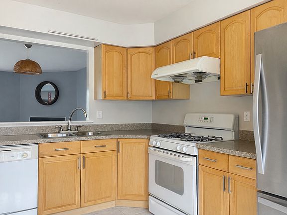 3rd image of 454 Saint Giles Ct