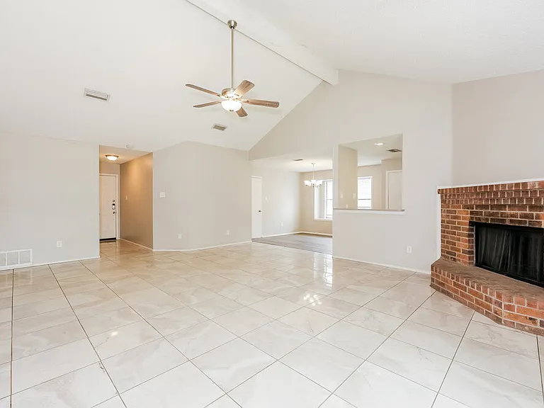 922 Elliott Dr — Photo 3