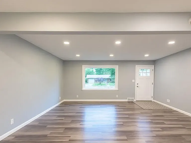 1125 Windsor Dr — Photo 3