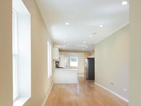 3rd image of 731 Broadway Ave #1