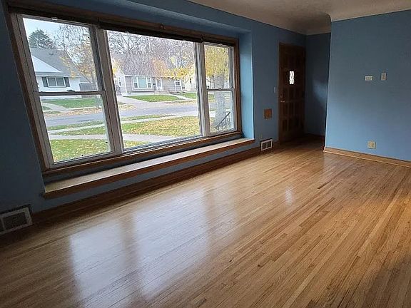 3rd image of 816 Idaho Ave W