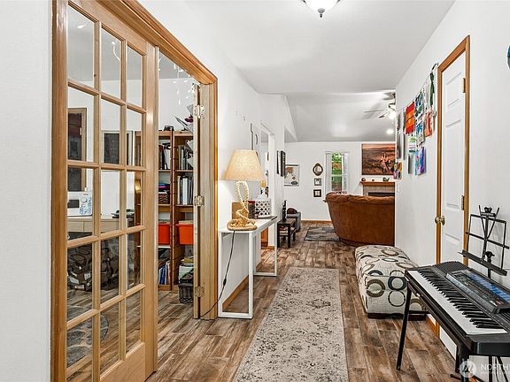 4th image of 17903 Overlake Court SE