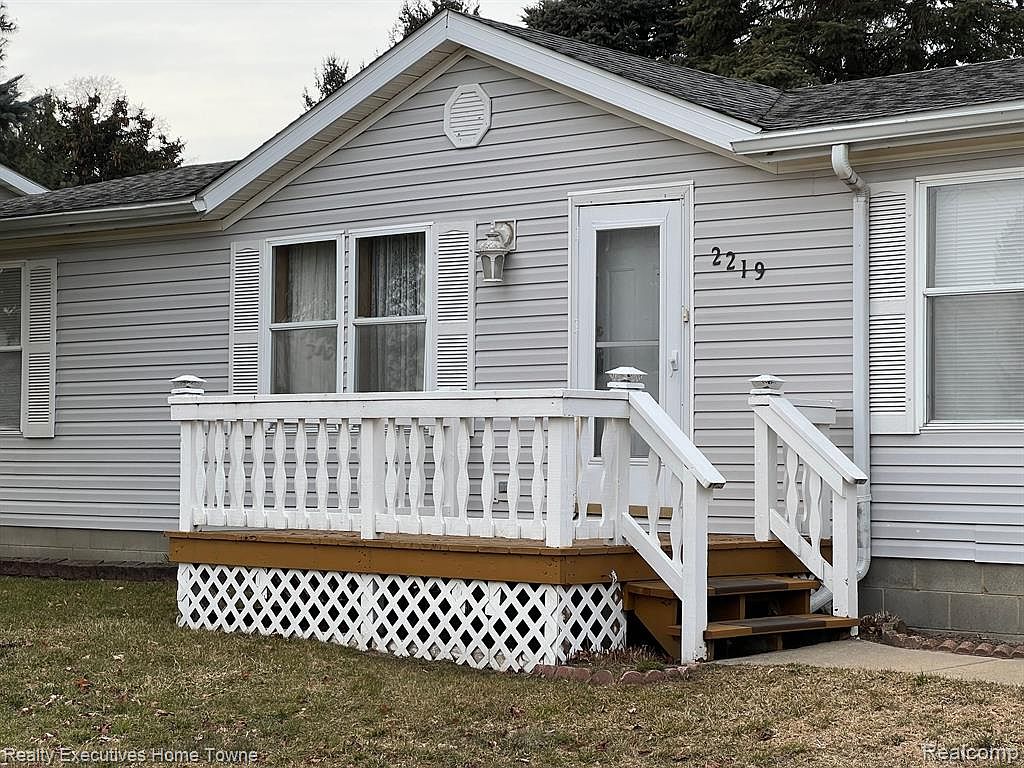 2219 Dennis St, Croswell, MI 48422 Zillow