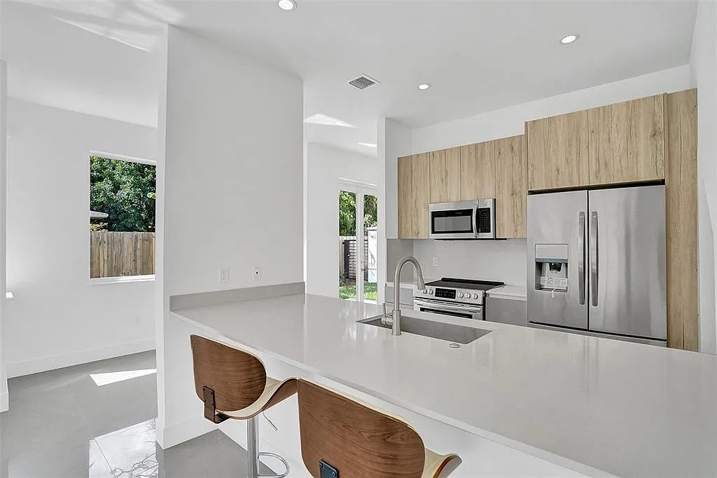 3 bed, 2.5 bath, 1823 sqft, $6,850 — Photo 3