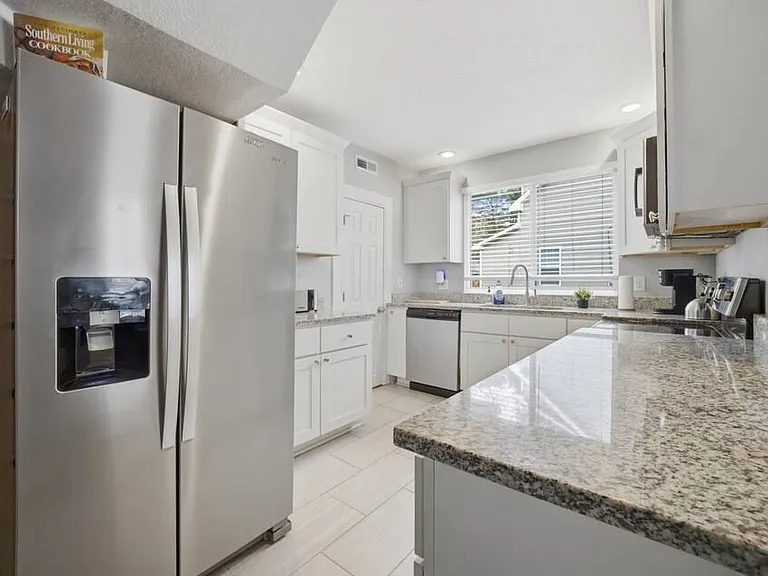 Plenty of counter space here! Its got everything you need to whip up a good meal.