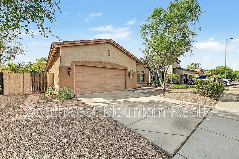 3 bed, 2.5 bath, 2074 sqft, $2,450 — Photo 3