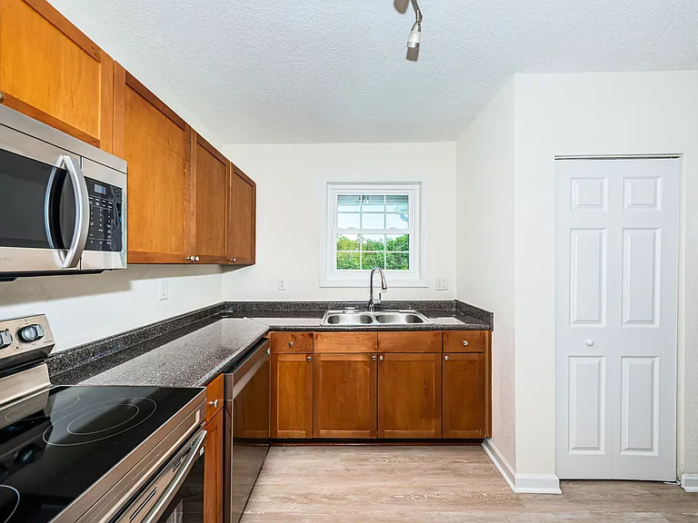 251 Pompano Dr SE #D — Photo 6