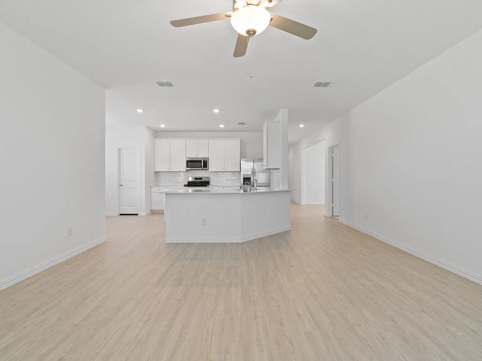 4 bed, 1996 sqft, $2,450 — Photo 3