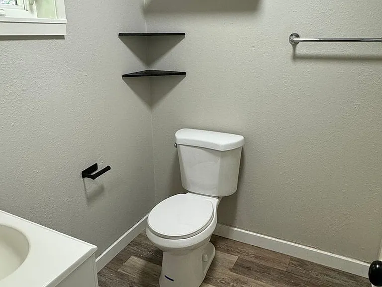 Creekside Apartments — Photo 13