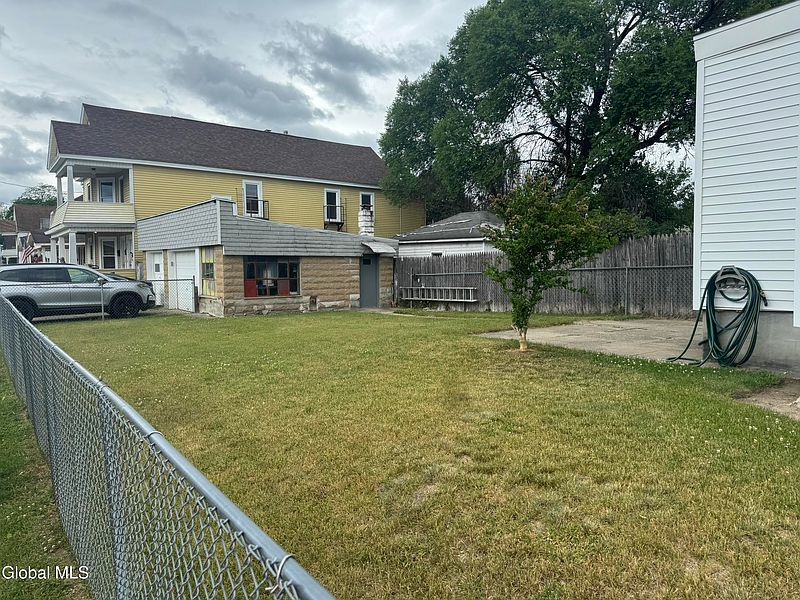4th image of 876 Thompson Street