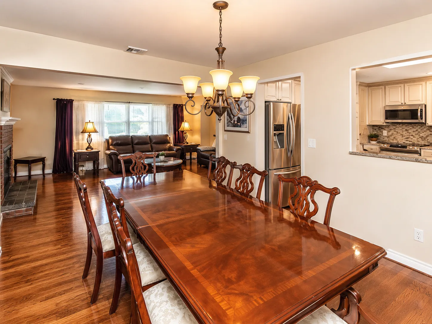 4 bed, 2280 sqft, $3,800 — Photo 3