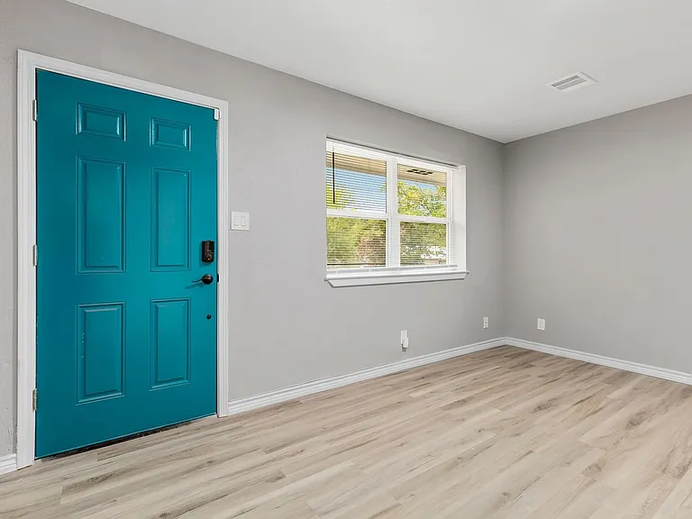 1401 Garrett St — Photo 4