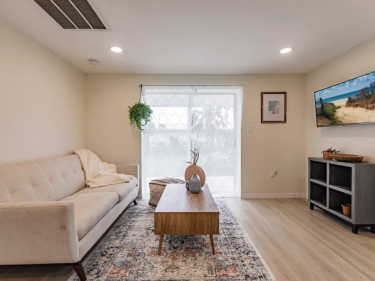 1611 Florence Ave #B — Photo 3