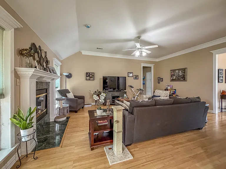 920 Carousel Dr — Photo 7