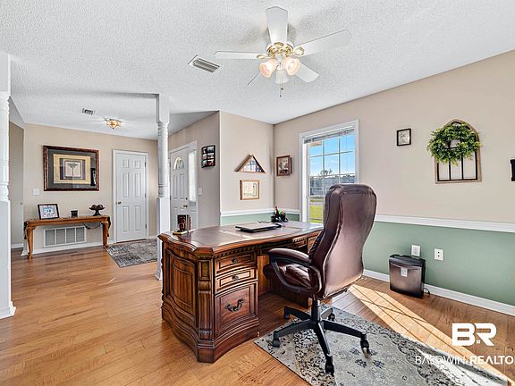 5th image of 409 Wisteria Ln