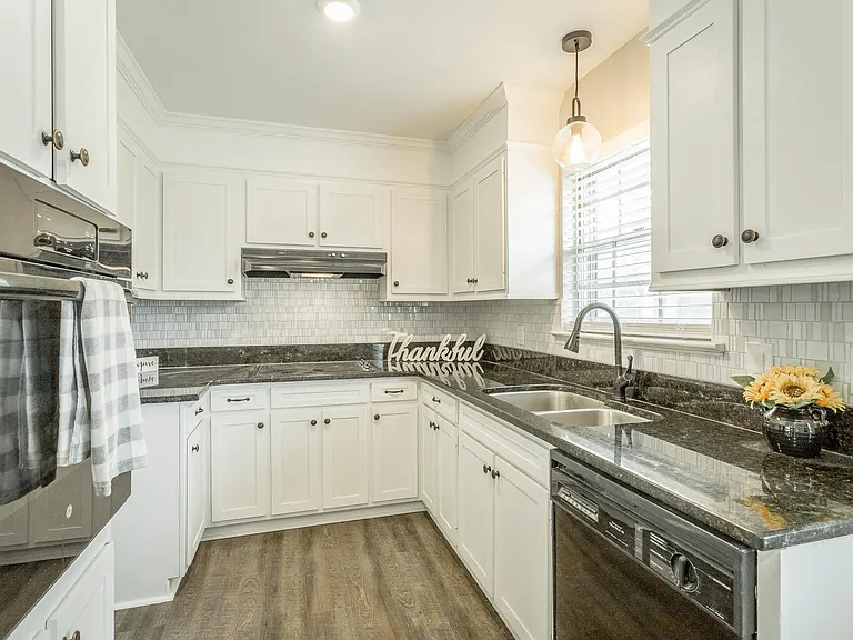1403 Clearpoint Dr — Photo 20