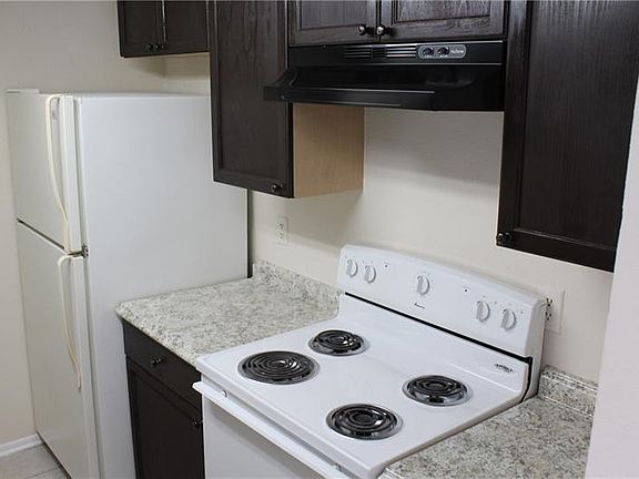 5th image of 841 Sky Lake Cir APT A