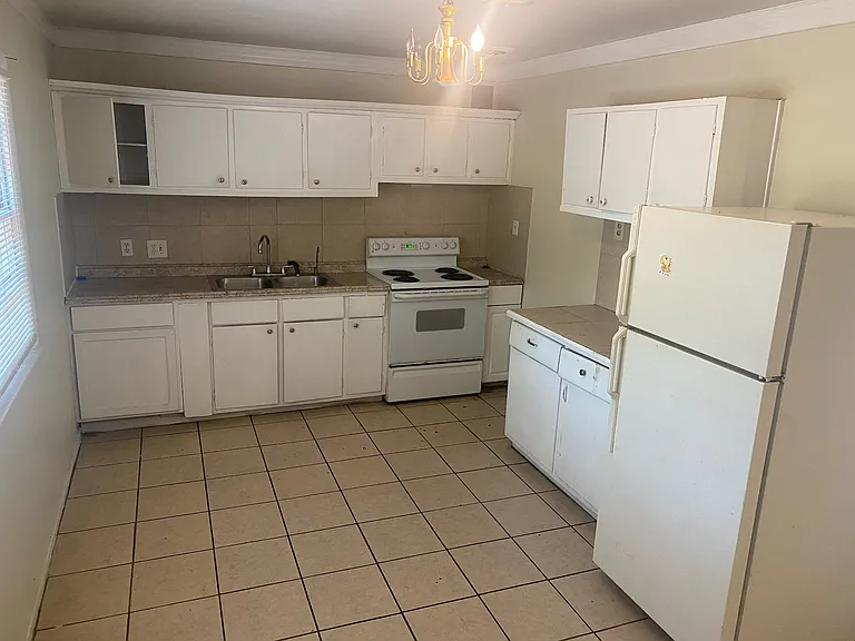 4655 Poinciana Dr — Photo 5